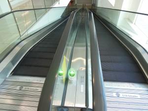 مسافر حرکت می کند در گذر سرنشین moving travelator in the overhead passage